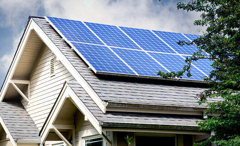 Solarni paneli na krovu kuće u Novom Sadu